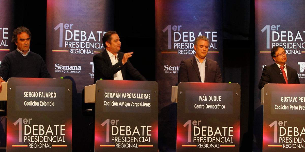 Sergio Fajardo (izq.), Germán Vargas (centro izq.), Iván Duque (centro der.) y Gustavo Petro (der.) en el debate.