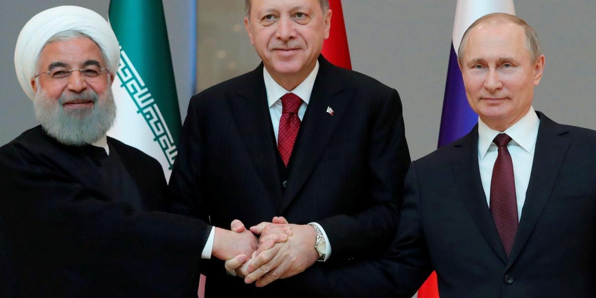 El presidente iraní, Hasán Rohaní (i), se reúne con su homólogo ruso, Vladimir Putin (c), y su homólogo turco, Recep Tayyip Erdogan (d), en el Palacio Presidencial en Ankara (Turquía).