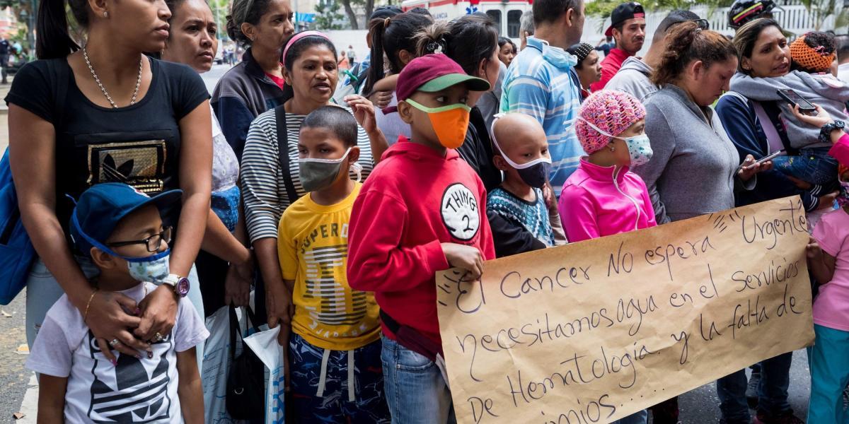 Este miércoles, un grupo de familiares y pacientes del Hospital de Niños José Manuel de los Ríos en Caracas, protestó por la imposibilidad de recibir quimioterapia por falta de insumos para el tratamiento.