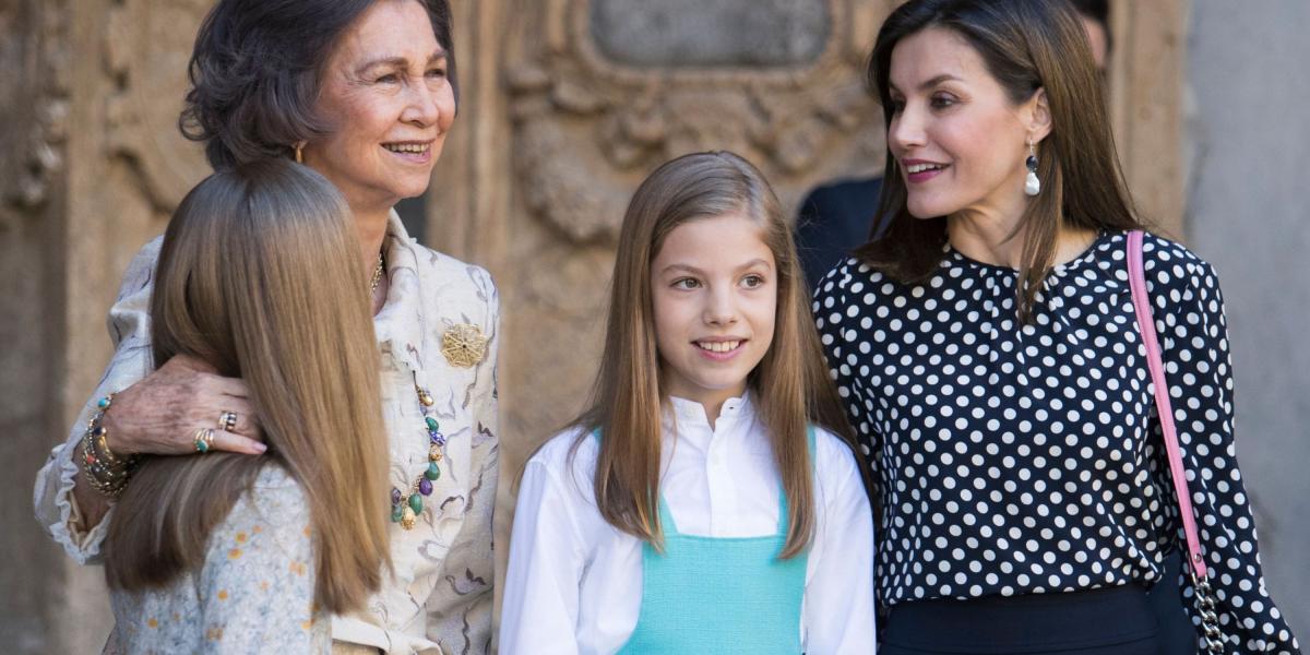 Momento en que la Reinas Sofía intenta tomarse una foto con sus nietas y es abordada por la reina Letizia para impedirlo.
