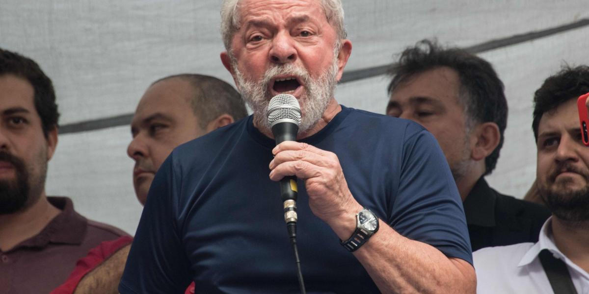 Lula pronunció un emotivo discurso ante sus seguidores en el que anunció que se entregaría a la justicia.