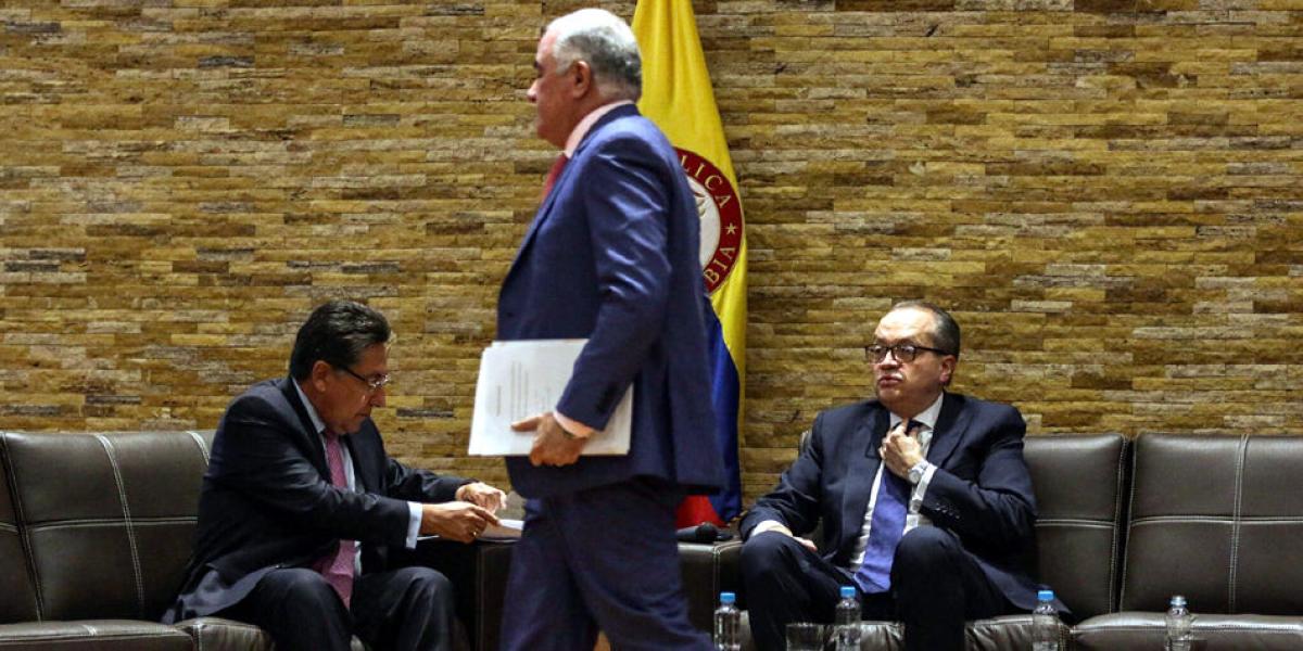 Néstor Humberto Martínez (izq.), Edgardo Maya (centro) y Fernando Carrillo coincidieron en ponerle la lupa a la ‘chequera de la paz’.