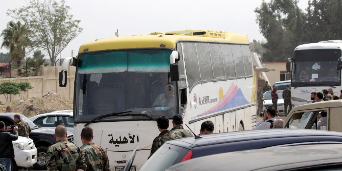 Combatientes del Ejército del Islam y sus familias son evacuados en autobús de Duma, el último feudo rebelde de Guta Oriental.
