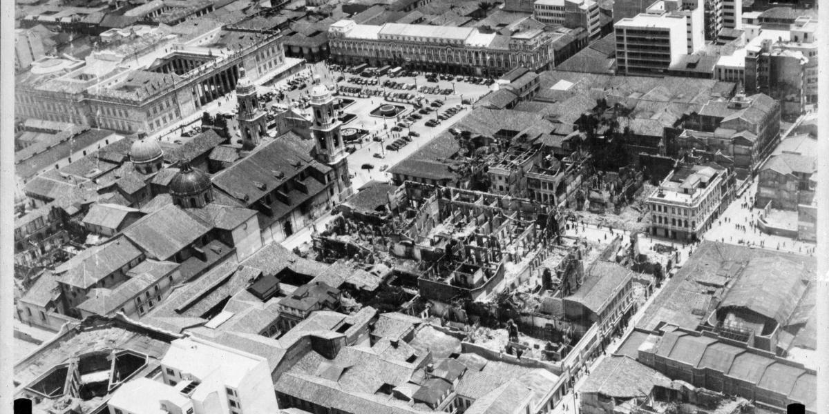 Suroccidente de la plaza de Bolívar, el 29 de abril de 1948. Se ve la destrucción del hotel Atlántico, sobre la 7.ª entre calles 11 y 12. Instituto Geográfico Agustín Codazzi, Vuelo B-62