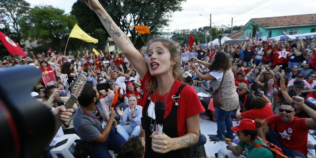 Cantante brasileña Ana Cañas (c) acompañó la concentración de manifestantes