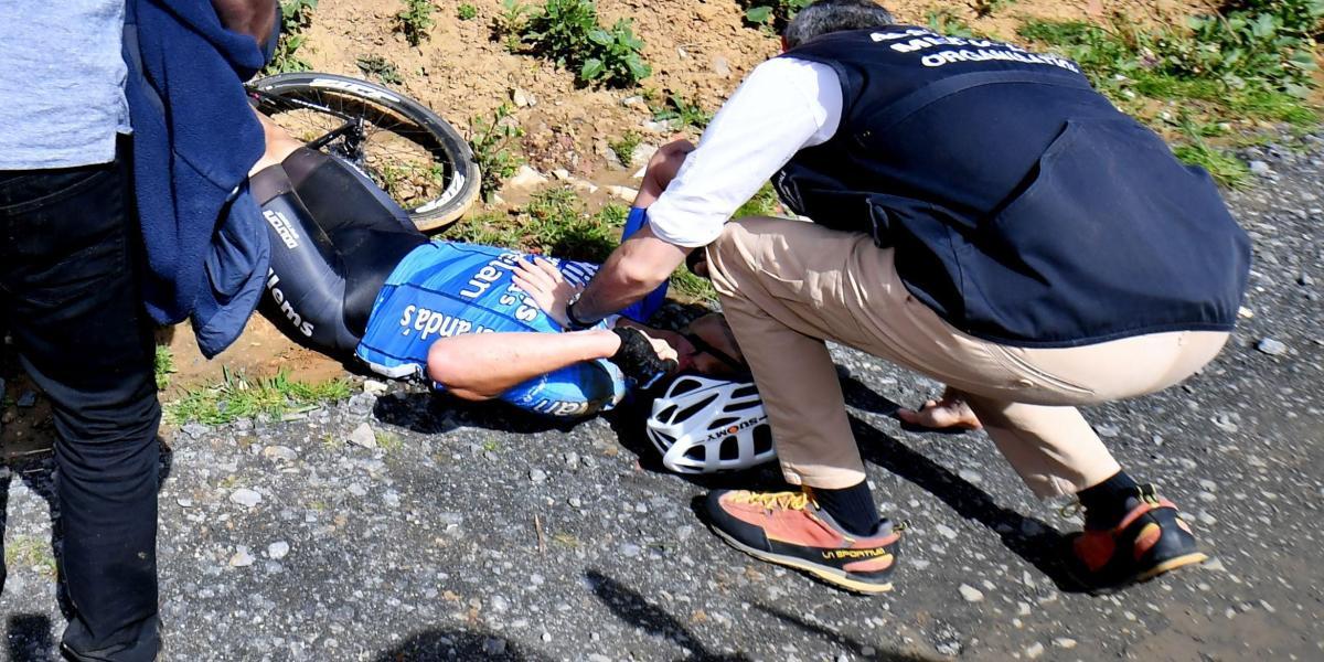 Momento en que el ciclista Michel Goolaerts es atendido, tras el incidente en la París-Roubaix.
