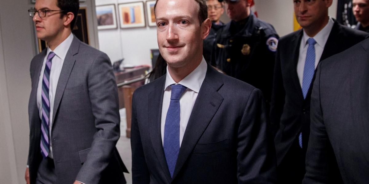 Mark Zuckerberg visitó hoy el despacho del senador Demócrata por California Dianne Feinstein. Mañana martes, él pedirá perdón al Congreso de los Estados Unidos por su gestión de la red social.