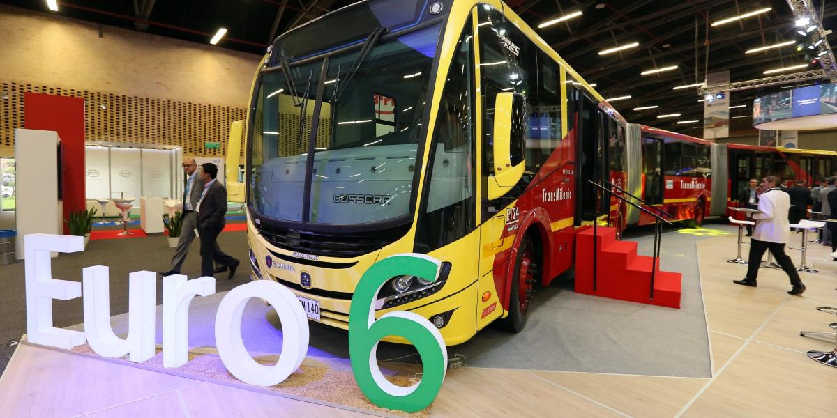 El Euro VI (a gas) disminuye en emisiones el 100 % del material particulado fino (PM2.5), 75 % los óxidos de nitrógeno (NOx) y al menos 20 % el dióxido de carbono (CO2), frente a las generadas por un bus diésel.