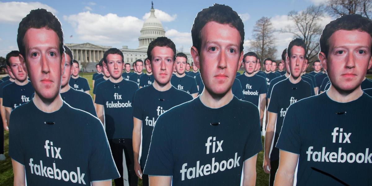 Cien figuras de cartón con el fundador y presidente de Facebook, Marck Zuckerberg, con camisetas en las que se lee "arregla Facebook", colocadas por el grupo activista 'AVAAZ', frente al Capitolio de Washington DC (Estados Unidos).