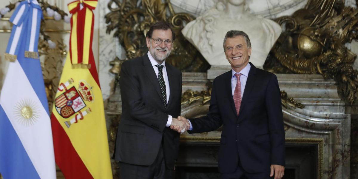 El presidente del Gobierno español, Mariano Rajoy (i.), y su homólogo argentino, Mauricio Macri, se reunieron en Buenos Aires para abordar diversos temas de la agenda bilateral y global.