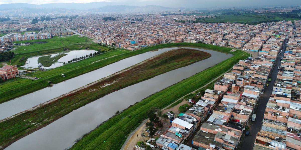 Vista aérea del sector de Gavilanes (Suba), donde se aprecia la cercanía de las casas con el río Bogotá.