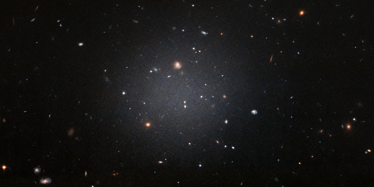 La galaxia NGC1052-DF2 está localizada a 65 millones de años luz de la Tierra.