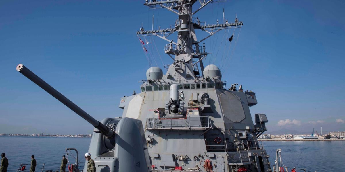 Las sospechas de que EE. UU. tomaría represalias ante el presunto ataque químico en Siria se vieron agravadas por el hecho de que el destructor USS Donald Cook soltó amarras en el puerto de Larnaca (Chipre), sin destino conocido.