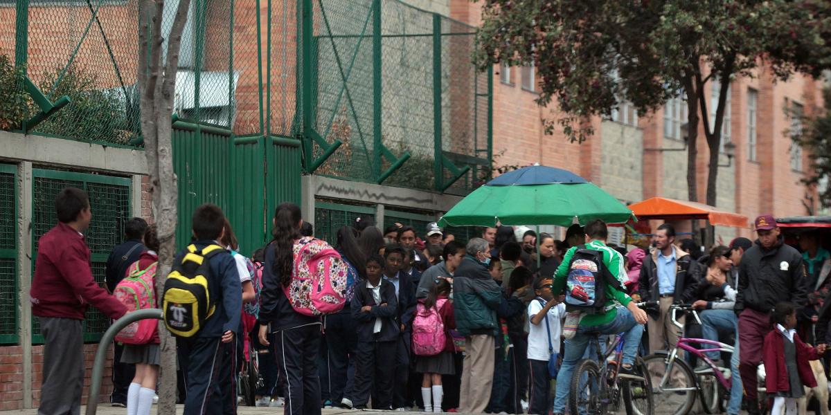 A las afueras del Colegio Eduardo Umaña Luna proliferan las ventas ambulantes.