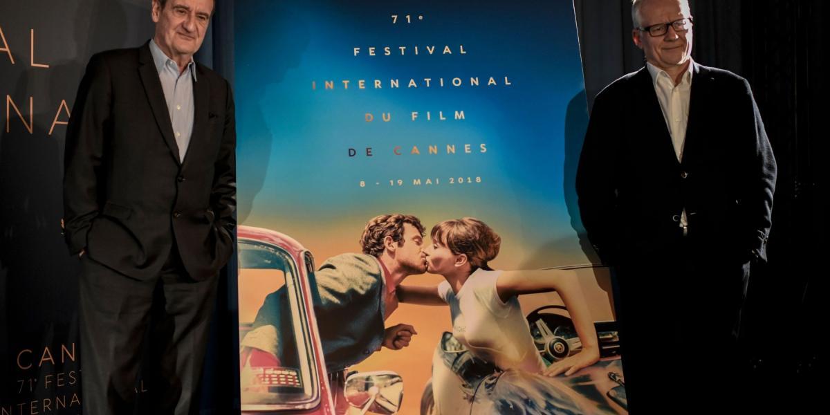 El presidente del  Festival de Cannes Pierre Lescure (izquierda) y el director francés  Thierry Fremaux aparcen junto al afiche oficial del festival francés.