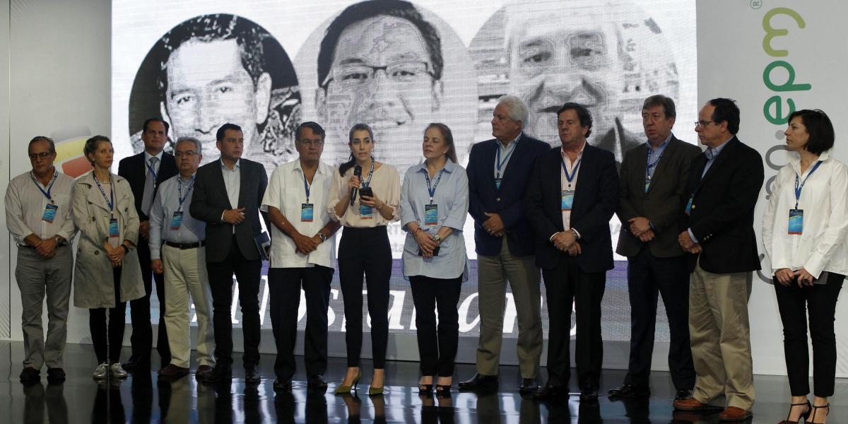La Sociedad Interamericana de Prensa ( SIP) interrumpió el viernes por un minuto su reunión para homenajear de pie y con un prolongado aplauso a los periodistas del diario ecuatoriano El Comercio.