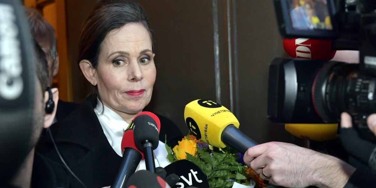 Sara Danius a la salida de la reunión semanal de la Academia Sueca en la que anunció su dimisión formal.