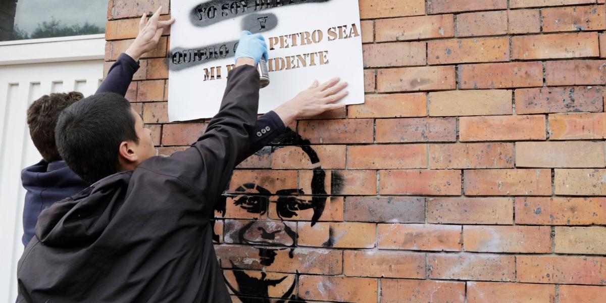 Esta semana, simpatizantes de Gustavo Petro pintaron imágenes de su candidato frente a la sede del Polo.