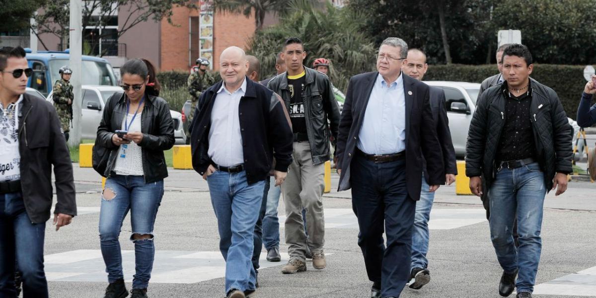 Llegada de los exguerrilleros Pablo Catatumbo y Carlos Antonio Lozada a visitar a Jesús Santrich, en la Fiscalía.