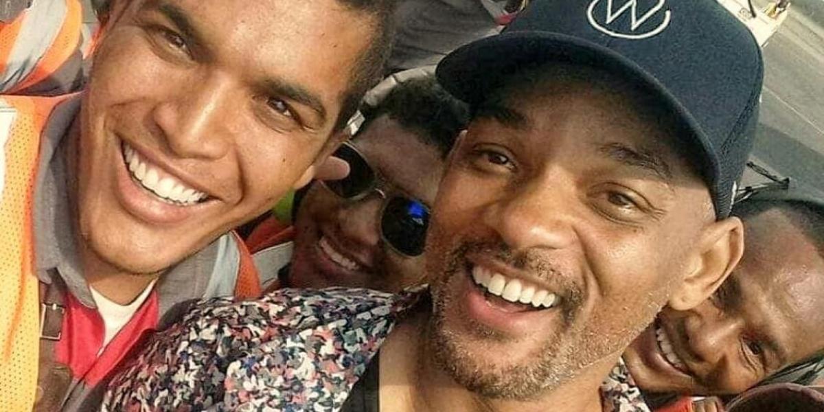 Al llegar a la Ciudad Heroica lo primero que hizo Smith fue tomarse una decena de selfies con los empleados del aeropuerto Internacional Rafael Núñez.