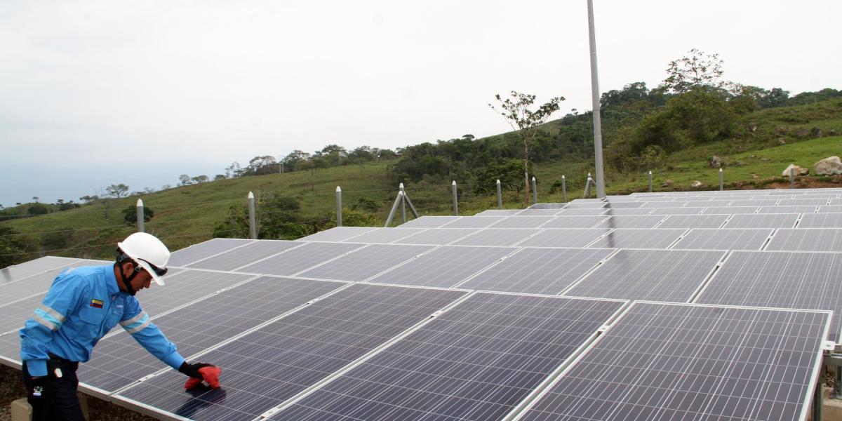 Complejo de paneles que se alimenta de energía solar.