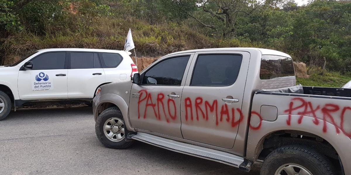En las vías del Catatumbo, algunos vehículos han sido pintados con insignias del paro armado.