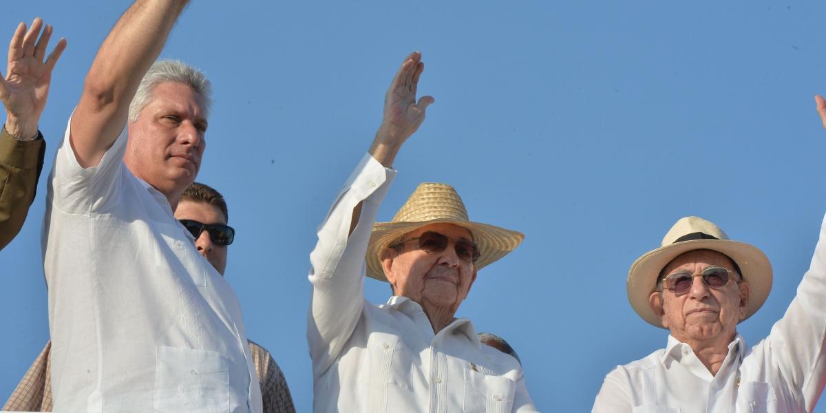 El presidente cubano, Raúl Castro (c.), y el primer vicepresidente, Miguel Díaz-Canel (i.).
