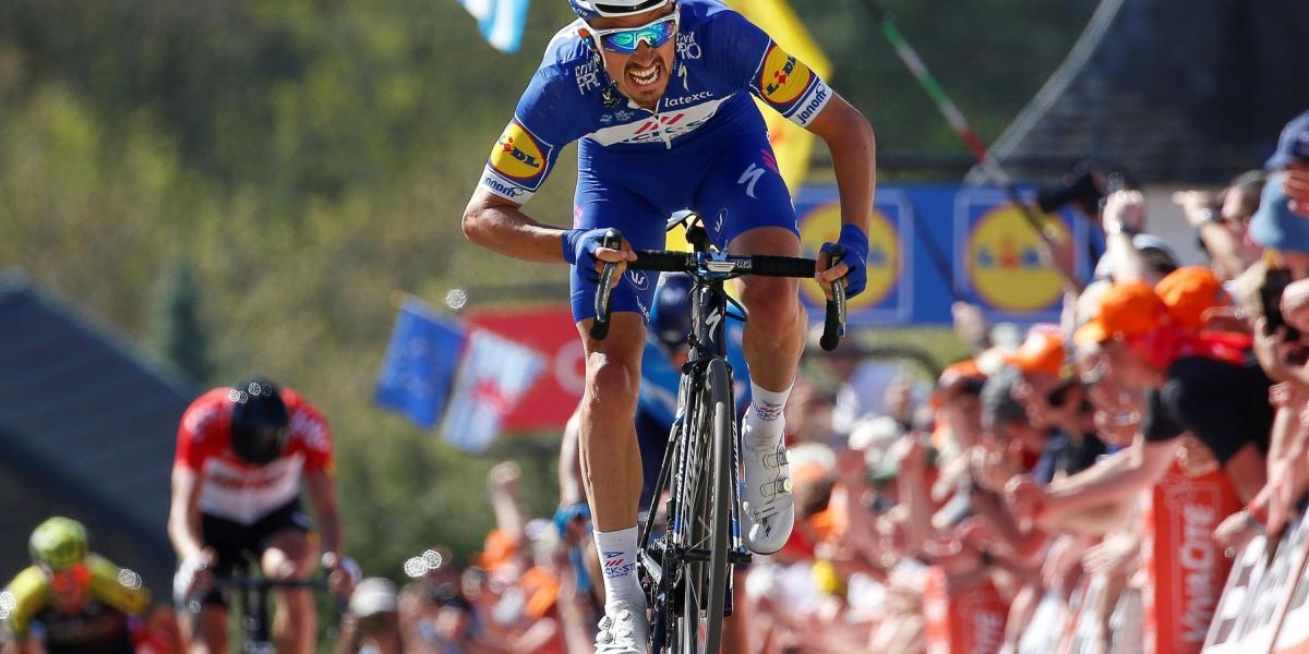 El ciclista galo Julian Alaphilippe, Quick-Step, en su último esfuerzo para ganar con méritos la Fleche Wallone en la cumbre de Huy (Bélgica).
