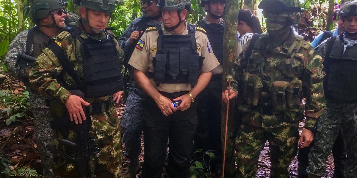 El comandante del Ejército colombiano, Alberto José Mejía (izq.), y el comandante de la Policía ecuatoriana, Ramiro Mantilla (cen.), supervisan las operaciones en la frontera contra alias Guacho.