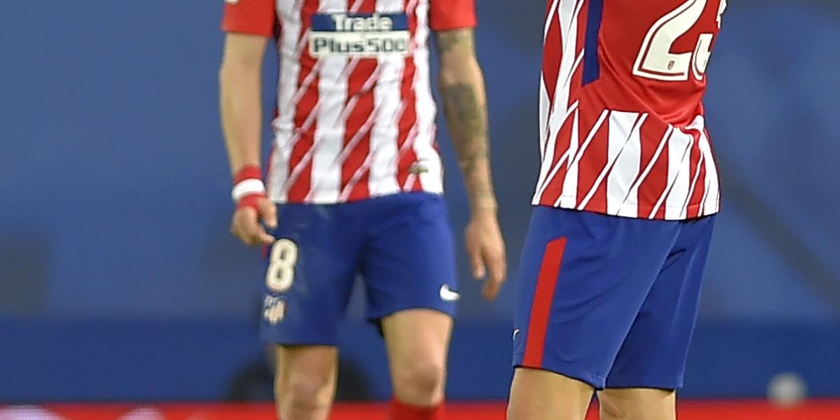 Los jugadores de Atlético de Madrid se lamentan por la derrota.