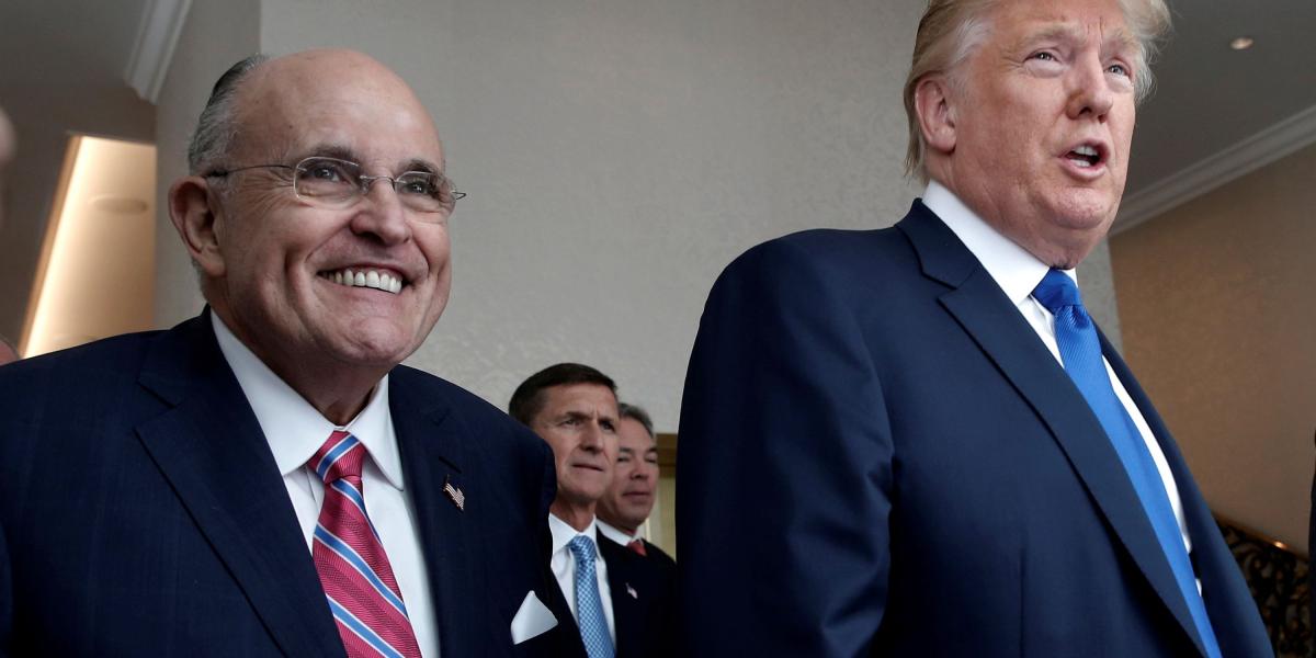 El exalcalde de Nueva York Rudolph Giuliani (1994-2001) es considerado por Donald Trump (d.) como un 'amigo'.
