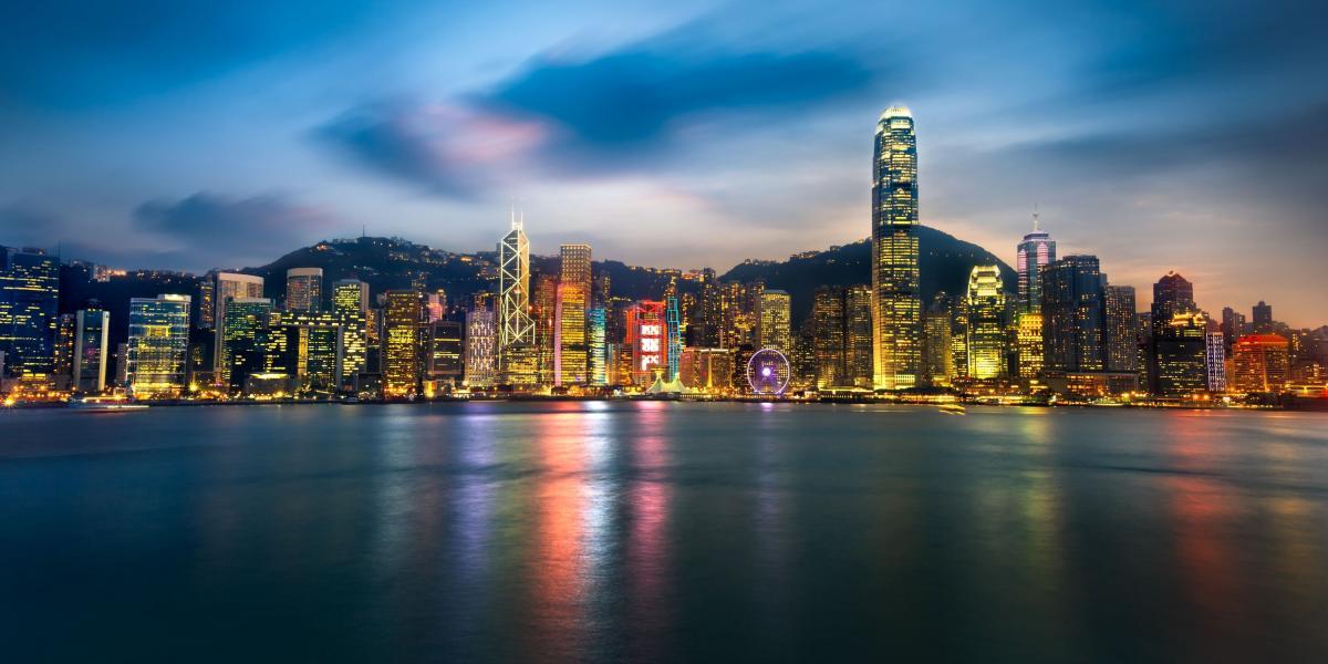 En Hong Kong se cumple una característica que posicionó su puesto en la lista, y es que hay cierta cantidad de jóvenes que empiezan a consolidar un voluble patrimonio mediante la inversión y los negocios, especialmente en China, donde la riqueza de los menores de 40 años pasó de los 3.1 millones en 2010 a 4.1 millones de dólares en 2017, según Forbes.