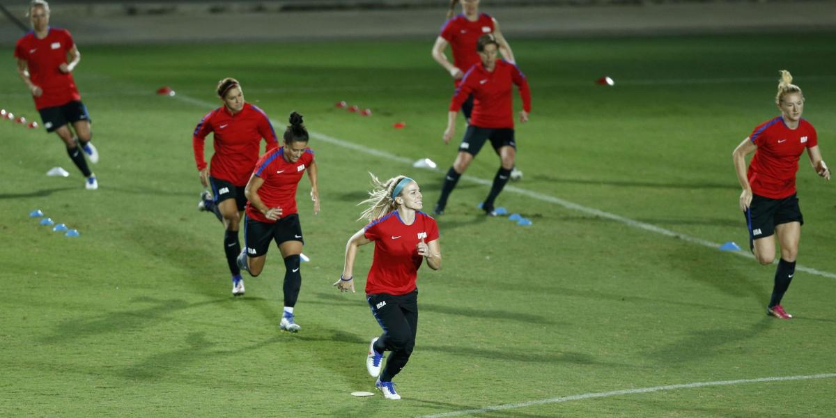 Equipo de fútbol femenino de Estados Unidos en entrenamiento previo a los Olímpicos de Río.