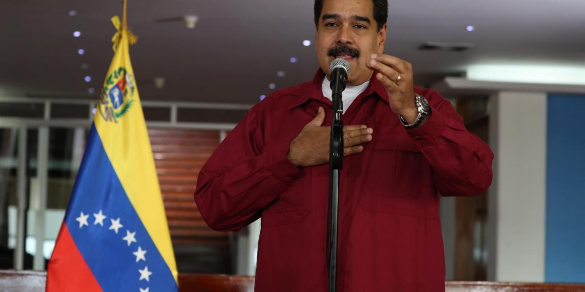 El presidente venezolano, Nicolás Maduro, habla en rueda de prensa este viernes en el Aeropuerto Simón Bolívar, antes de partir a Cuba.