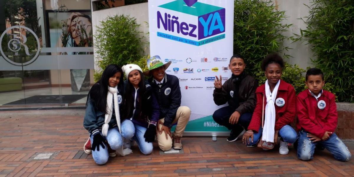 Niños de Corporación Juego y Niñez y PLAN Internacional están llegando al encuentro con candidatos a la presidencia convocado por la iniciativa NiñezYA para el 23 de abril en la Universidad de los Andes.