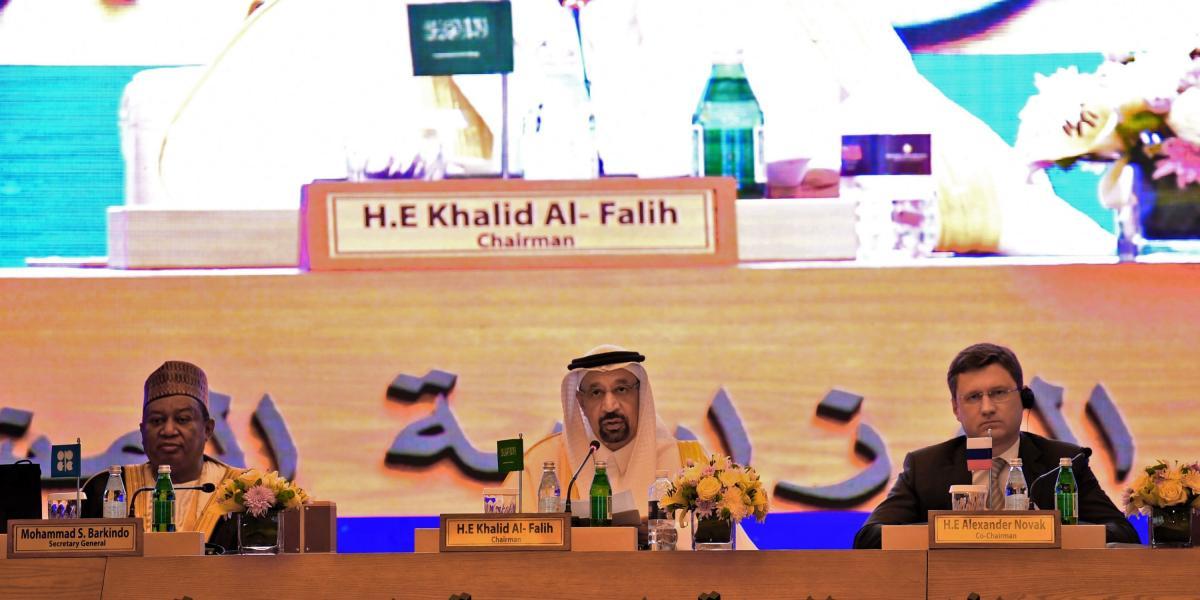 El secretario general de Energía de la Opep,  Mohammed Barkindo (izquierda), el ministro de Energía saudí Khaled al-Faleh (centro) y el ministro de Energía ruso Alexander Novak (derecha), durante la reunión de miembros de la Opep, para discutir la cooperación potencial a largo plazo, en Jeddah, Arabia Saudita.