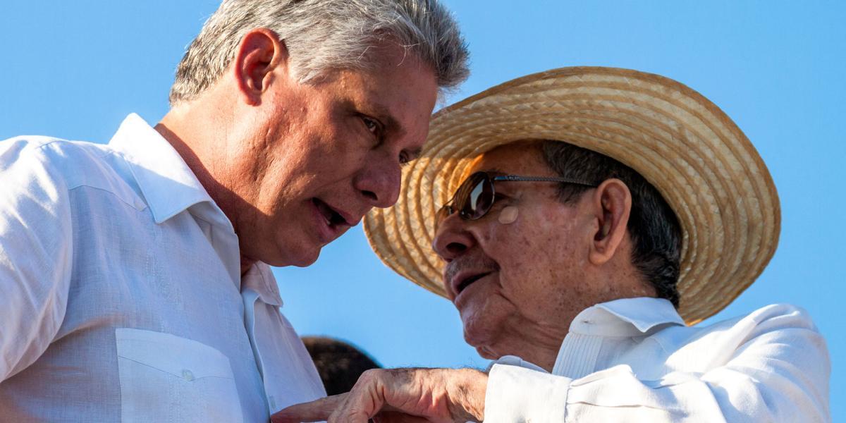 Miguel Díaz-Canel (izquierda) fue propuesto como el candidato único para suceder a los hermanos Fidel y Raúl Castro (derecha).
