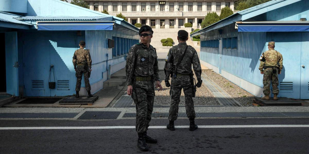 Soldados surcoreanos en Panmunjom, donde se firmó el armisticio de las dos Coreas y sitio de la cumbre del próximo viernes.