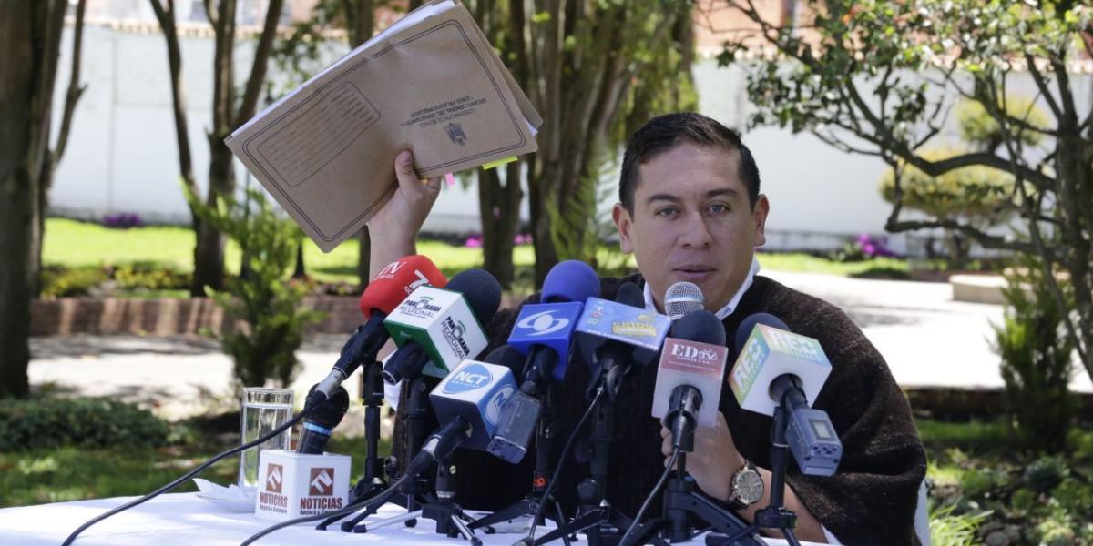 El gobernador de Boyacá, Carlos Amaya, muestra las cotizaciones para la adquisición del kobiliario de la gobernación.