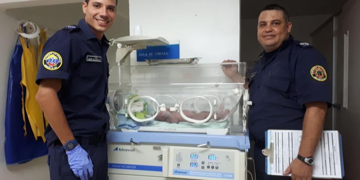 Joel Zapata y Jefri Andrade, felices tras el parto en ambulancia de Bomberos en Cali.