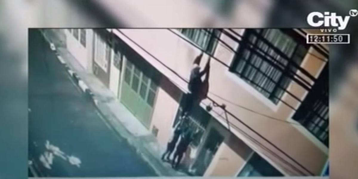 Ladrones crean escaleras humanas para robar apartamentos en Bogotá