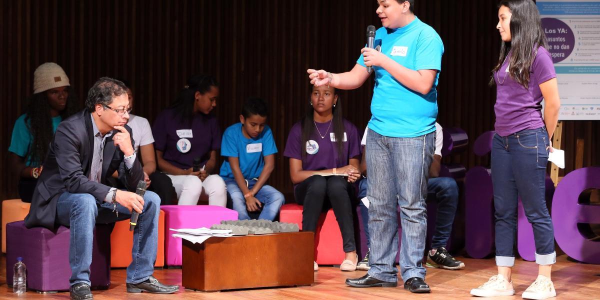 Gustavo Petro respondió las preguntas de niños que viajaron desde varias regiones del país al debate con los candidatos a la presidencia.