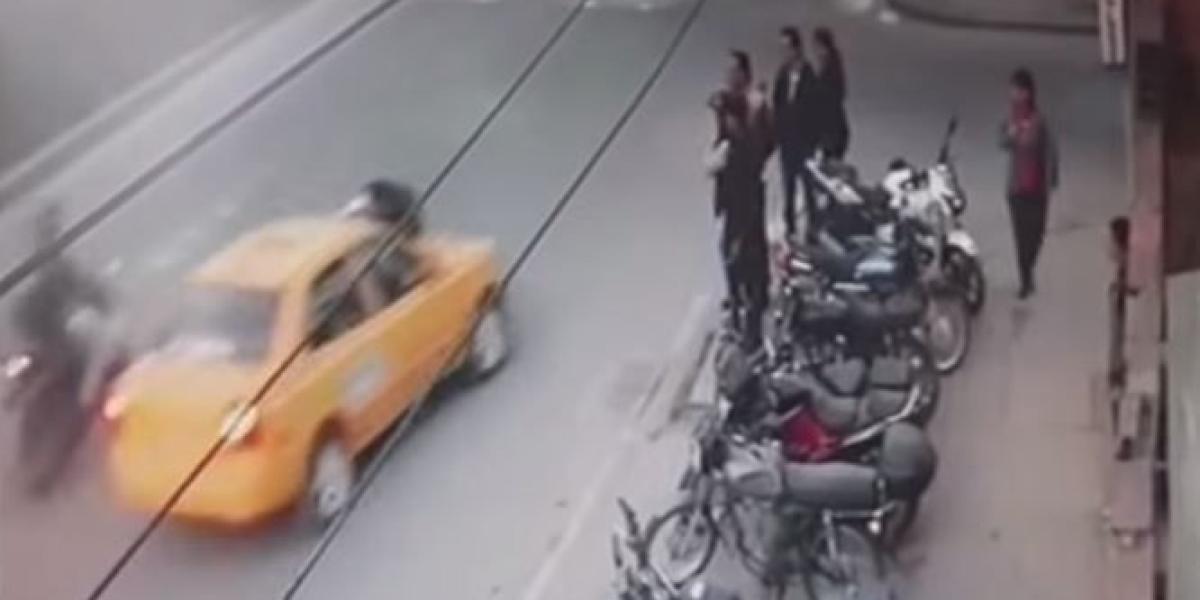 Taxista arrastra varios metros sobre el capó a motociclista que atropelló
