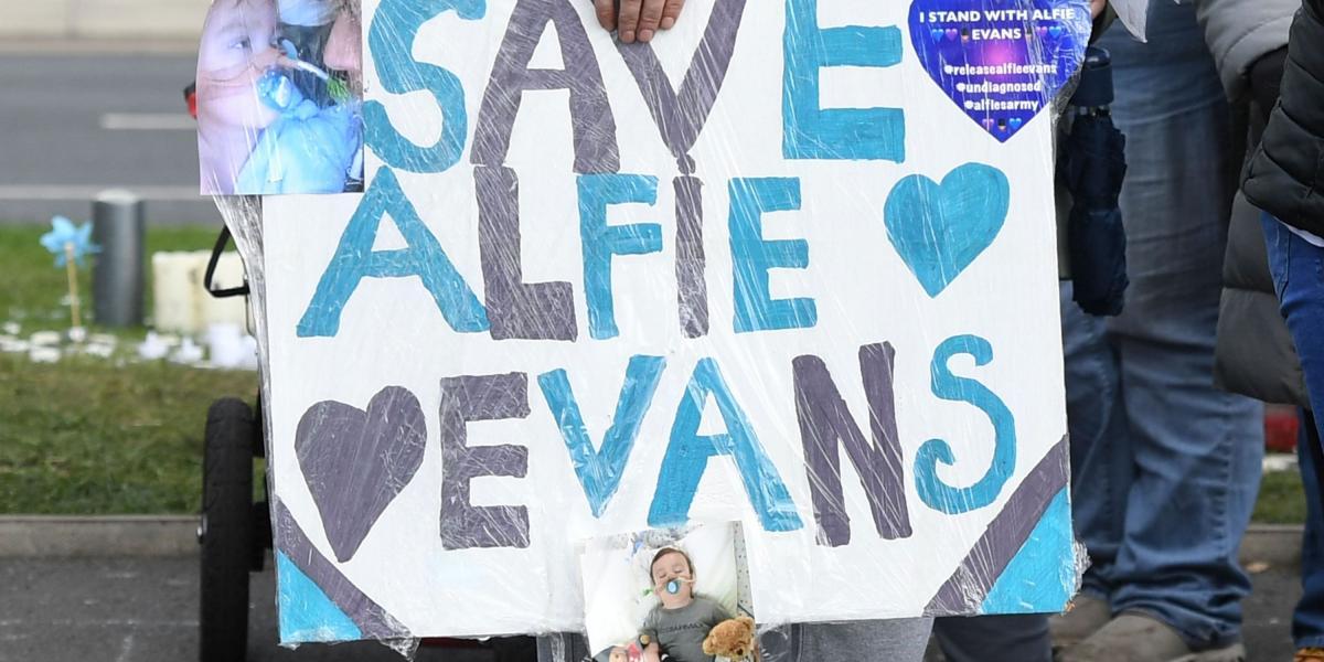 Personas se manifestaron a las puertas del hospital al grito de "Save Alfie Evans" ("Salvad a Alfie Evans") para protestar por la desconexión del menor.