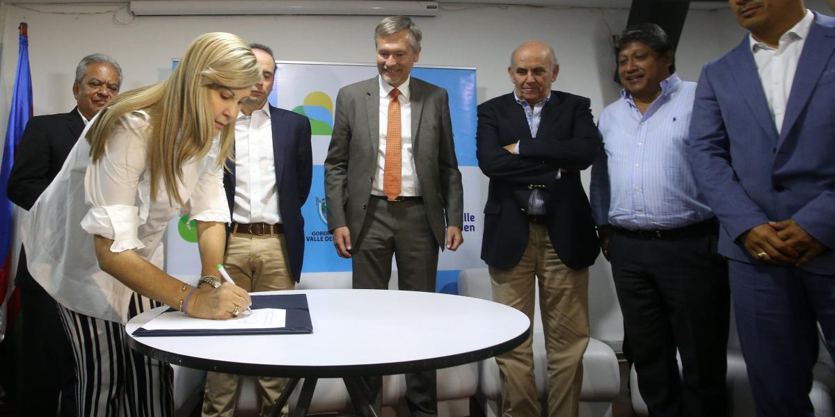 La Gobernadora firmó  acuerdo, observan el Embajador francés y los alcaldes del área metropolitana de Cali.