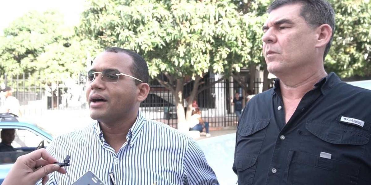 Hasta las oficinas de la Fiscalía General de la Nación, en Santa Marta, llegó el empresario Álvaro Cotes Vives en compañía de su abogado, Álex Fernández.