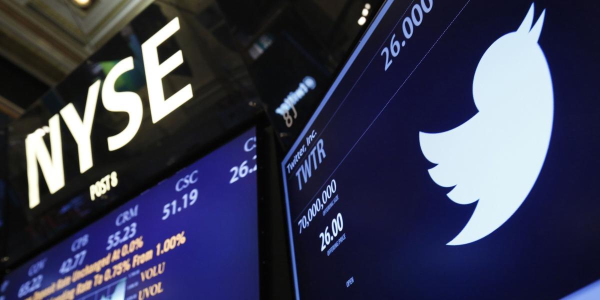 El logotipo de Twitter se ve en el piso de la Bolsa de Valores de Nueva York (EE. UU.).