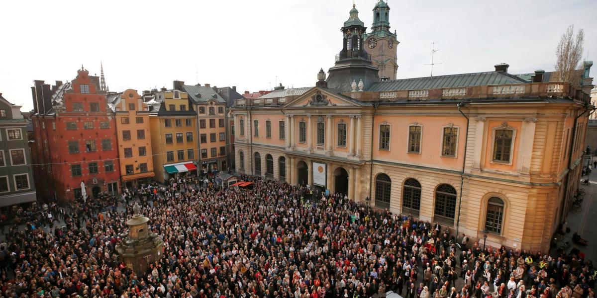 Ciudadanos se manifiestan en la plaza Stortorget mientras la Academia Sueca mantiene su reunión semanal de los jueves.
