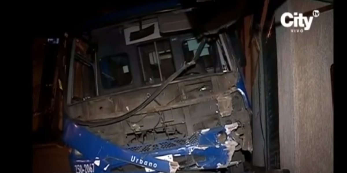 Bus de SITP se quedó sin frenos y se estrelló contra una vivienda