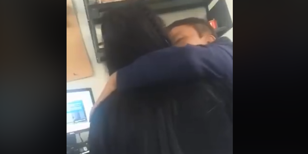 Sanabria grabó en video el momento en el que fue acosada, donde se observa al docente intentando besarla en varias oportunidades.